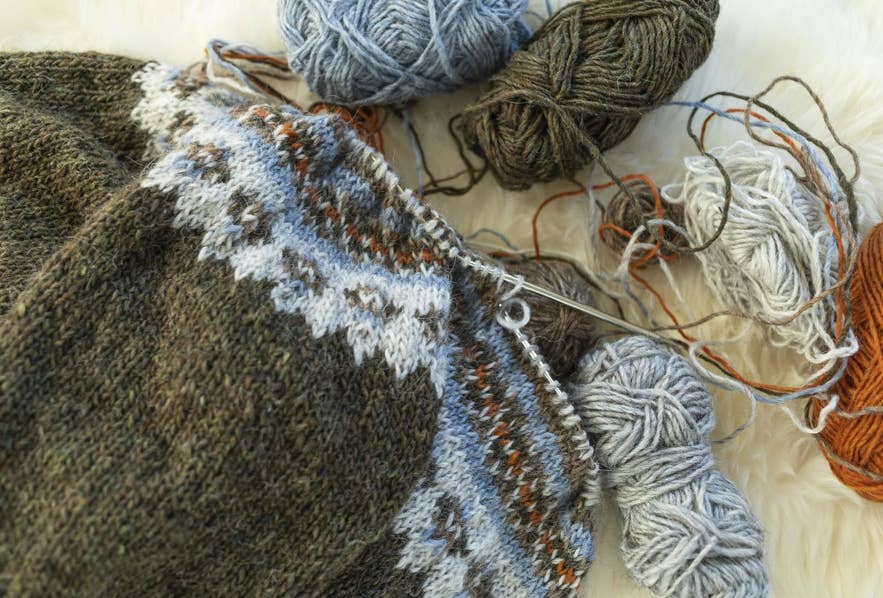 Handgestrickter Islandpullover aus Schafwolle – ein Produkt der isländischen Tierwelt.
