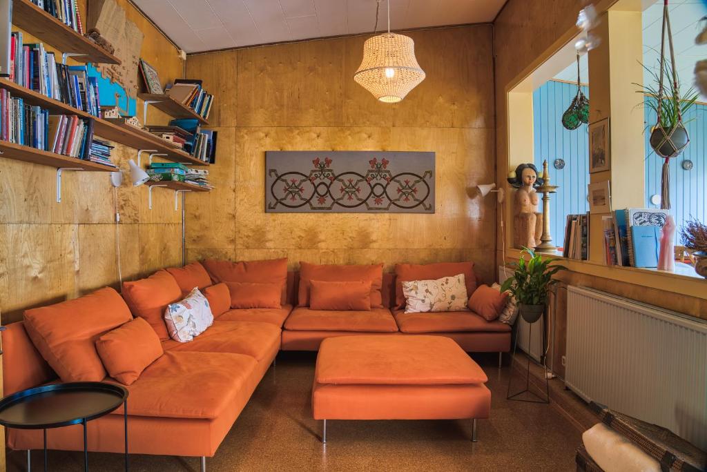 Goście mogą zrelaksować się na kanapach w hostelu Hafaldan HI - Harbour.