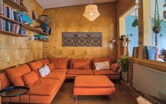 Hafaldan HI港口青年旅舍的沙发区,供客人放松休息。