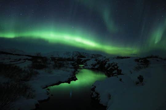 Mesmerizing 4-Hour Northern Lights Minibus Tour with Reykjavik Transfers