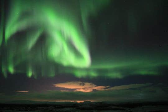 Mesmerizing 4-Hour Northern Lights Minibus Tour with Reykjavik Transfers