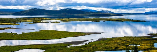 The Thingvellir National Park has a beautiful lake and mountain view.