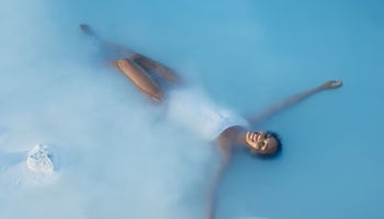 Rilassarsi alla Laguna Blu in Islanda