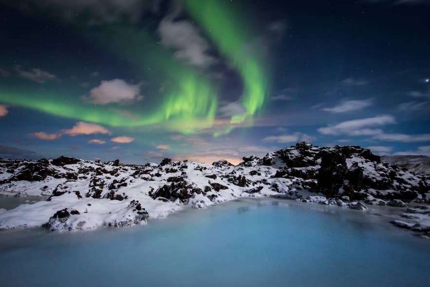 Den Blå Lagune under nordlyset på en vinternatt