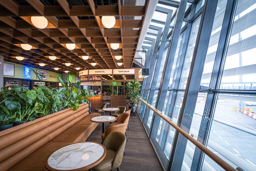 Loksins Bar è una tappa popolare per un drink prima del volo all'Aeroporto di Keflavik