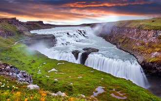 Chute d'eau de Gullfoss sur l'itinéraire touristique du Cercle d'Or d'Islande en été.
