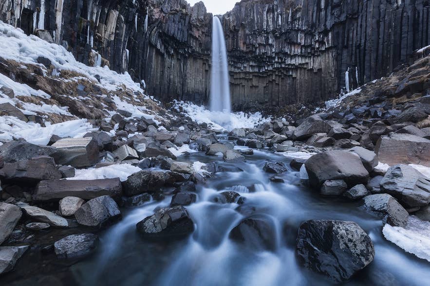 Der Svartifoss-Wasserfall in Island im Winter