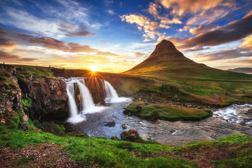 Der Kirkjufell und der Kirkjufellsfoss-Wasserfall in Westisland