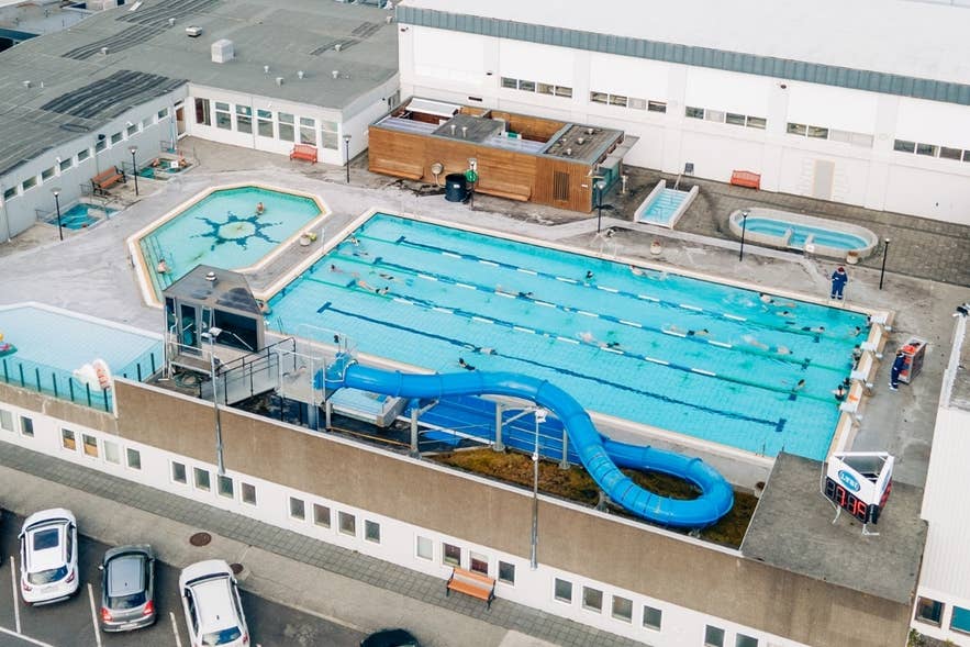 Seltjarnarneslaug zählt zu den besten Schwimmbädern in Reykjavik – mit Außenwhirlpools, Schwimmbahnen und einer blauen Wasserrutsche.
