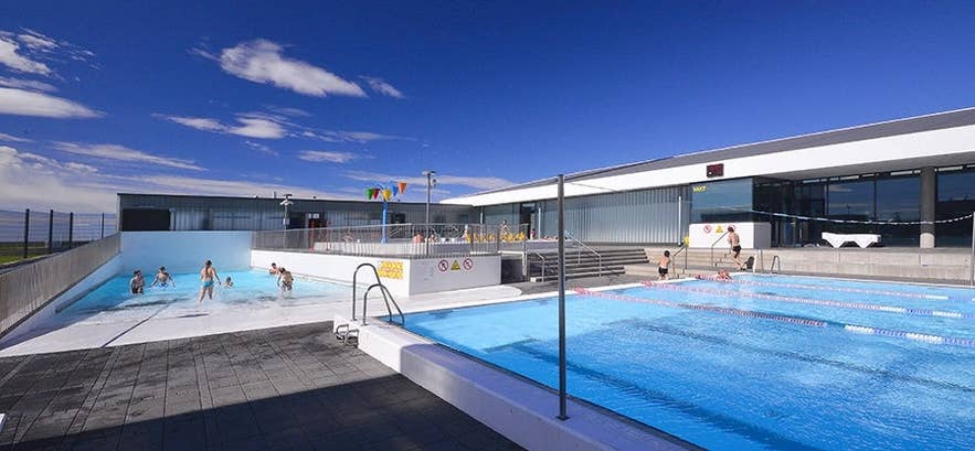Moderne Anlagen mit Spielbereich und Schwimmbahnen im Alftaneslaug – einem der besten Schwimmbäder in Reykjavik.