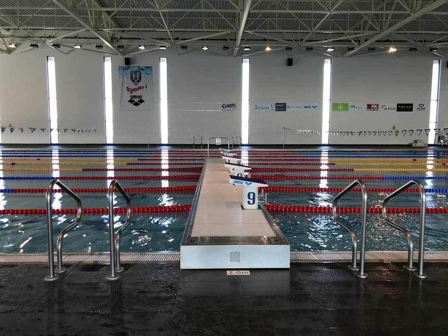 Das Asvallalaug verfügt über ein großes Hallenbecken mit Startblöcken und zählt zu den besten Schwimmbädern in Reykjavik für sportliche Schwimmer.