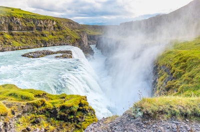 น้ำตก Gullfoss อันงดงามไหลลงมาอย่างแรงสู่หุบเขาลึก