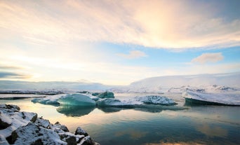 La splendida laguna del ghiacciaio Jokulsarlon è stata vista in molti film.