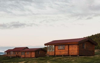 达尔维克附近的斯奈尔达小屋设有烧烤设施和热水浴缸 | Snaelda Cottage Near Dalvík With Grill and Hot Tub