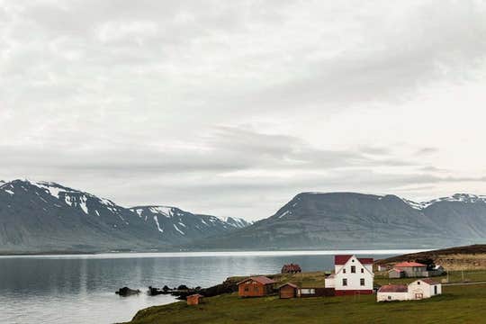 Snaelda Cottage Near Dalv&iacute;k With Grill and Hot Tub