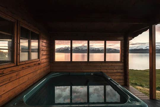 Snaelda Cottage Near Dalvík With Grill and Hot Tub