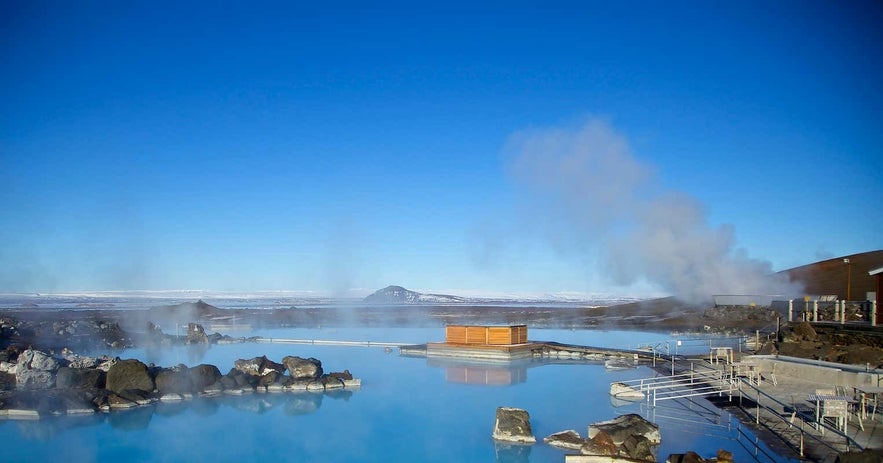 Panoramablick auf die Forest Lagoon in Nordisland mit dampfenden geothermischen Becken und einer eindrucksvollen Vulkanlandschaft. Von hier aus er&ouml;ffnen sich weite Ausblicke &uuml;ber die umliegende Natur und den Eyjafj&ouml;r&eth;ur.