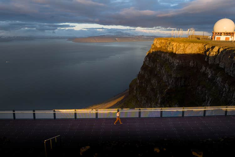 A guest walks along the viewing platform on Mount Bolafjall.