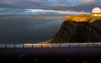 A guest walks along the viewing platform on Mount Bolafjall.