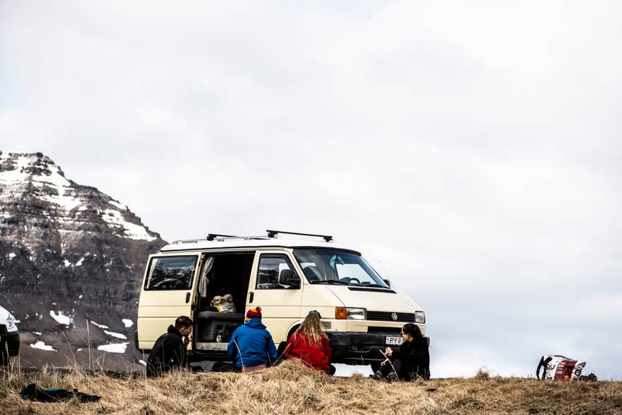 En gruppe rejsende udforsker Vestfjordene i en lejebil i Island.