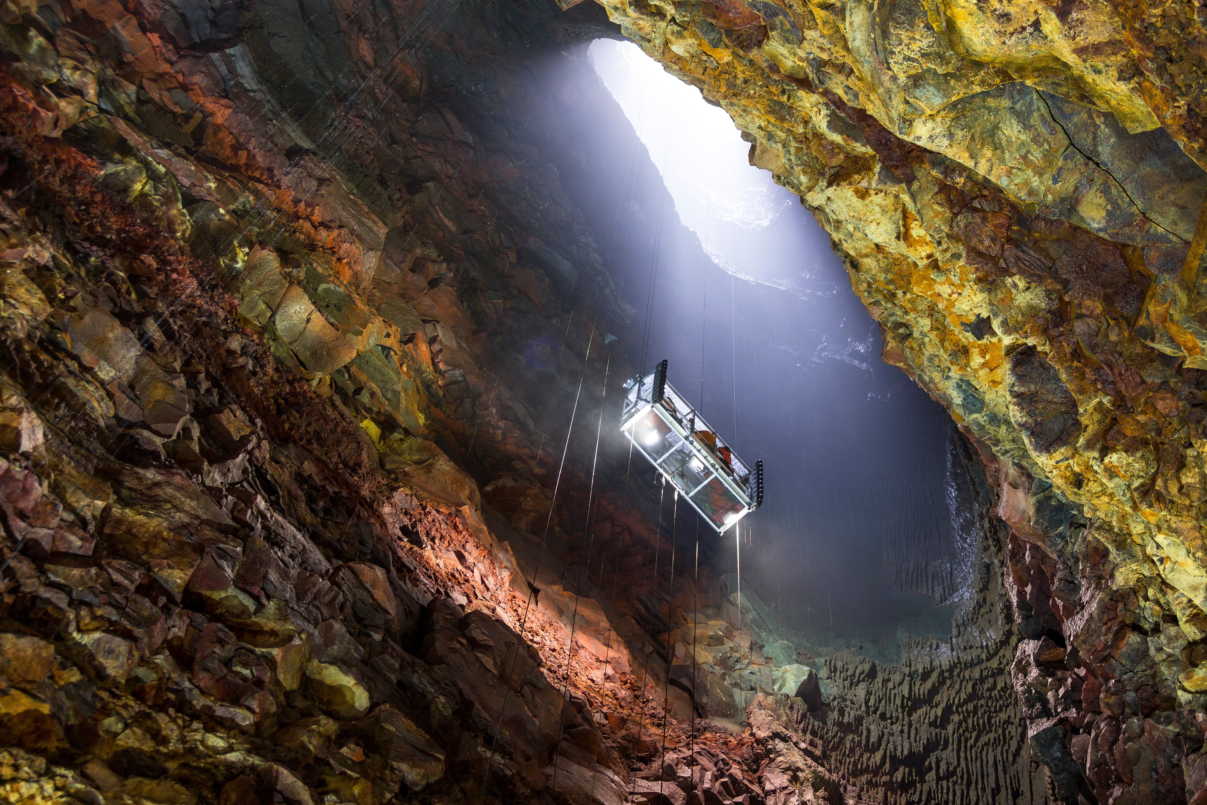 Un ascensor desciende al Volcán Thrihnukagigur durante una excursión en Islandia.