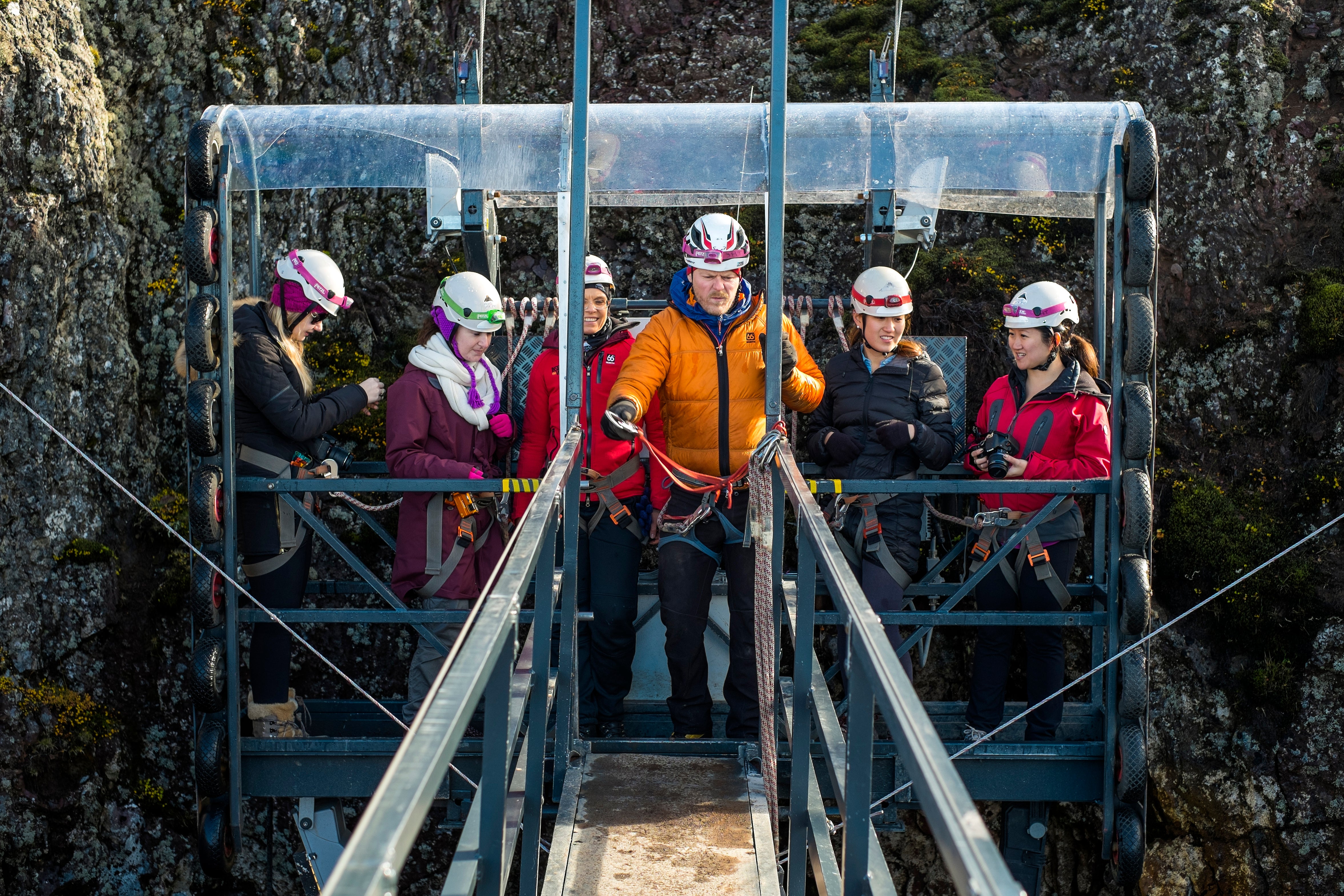 Un grupo con cascos y arneses de seguridad en una excursión a un volcán en Islandia.