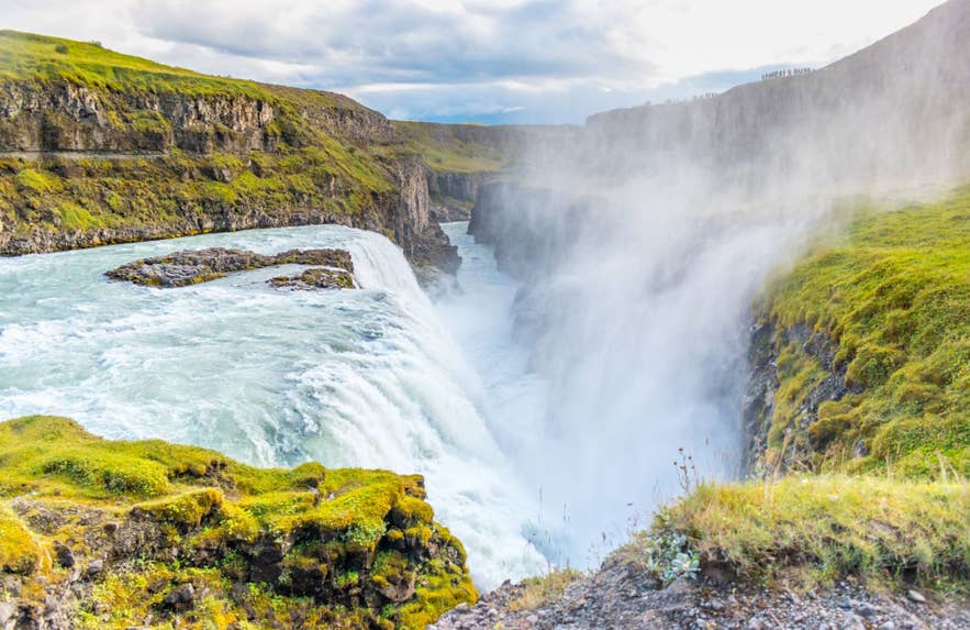 Wodospad Gullfoss nazywany jest złotym wodospadem.