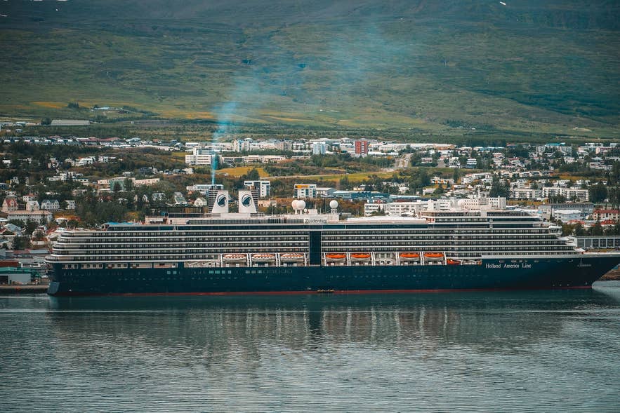 Navire de croisière Holland America amarré à Akureyri, un port d’escale majeur pour les voyageurs qui explorent l’Islande en bateau de croisière.