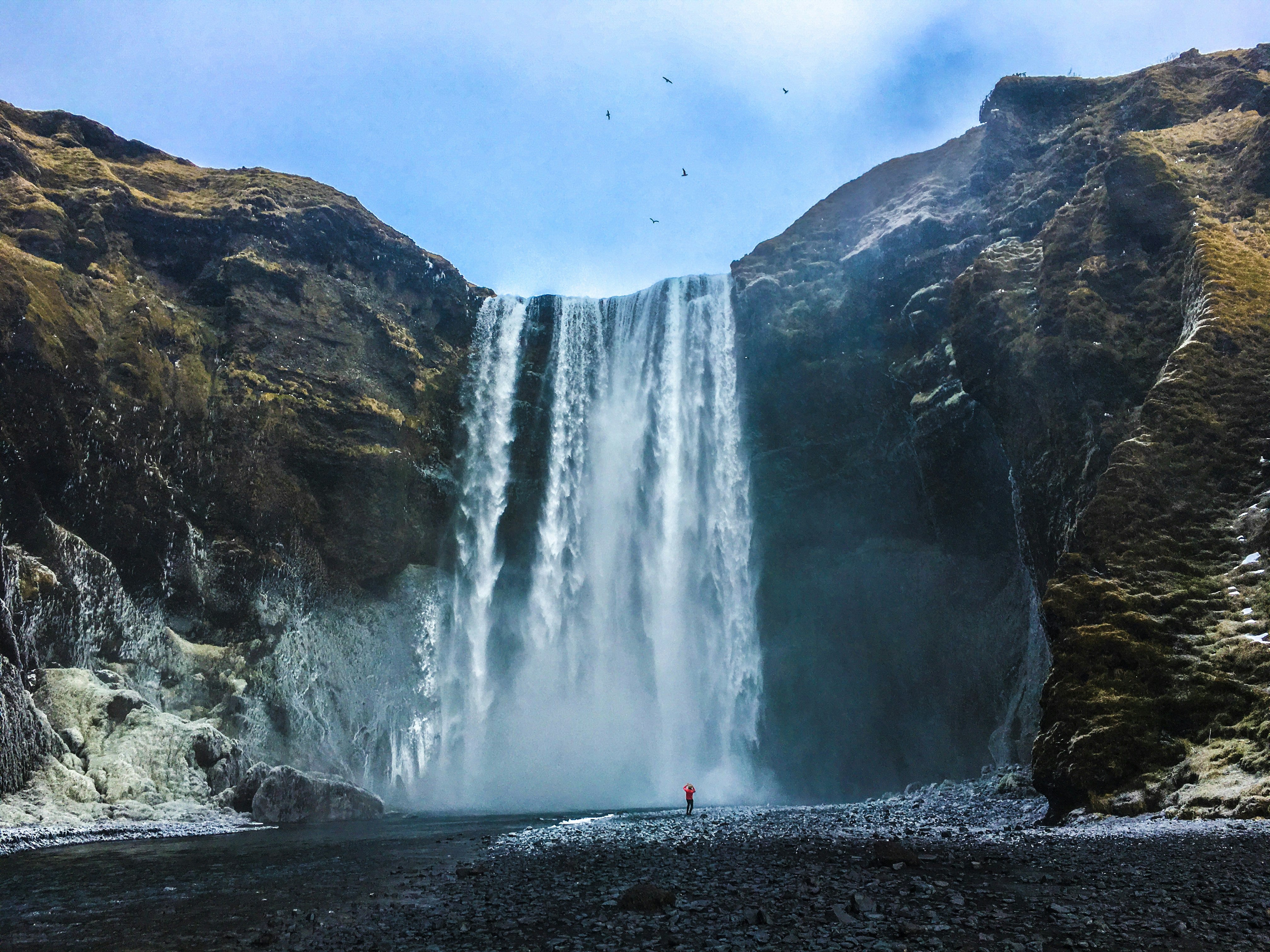 Wodospad Skogafoss zimą.