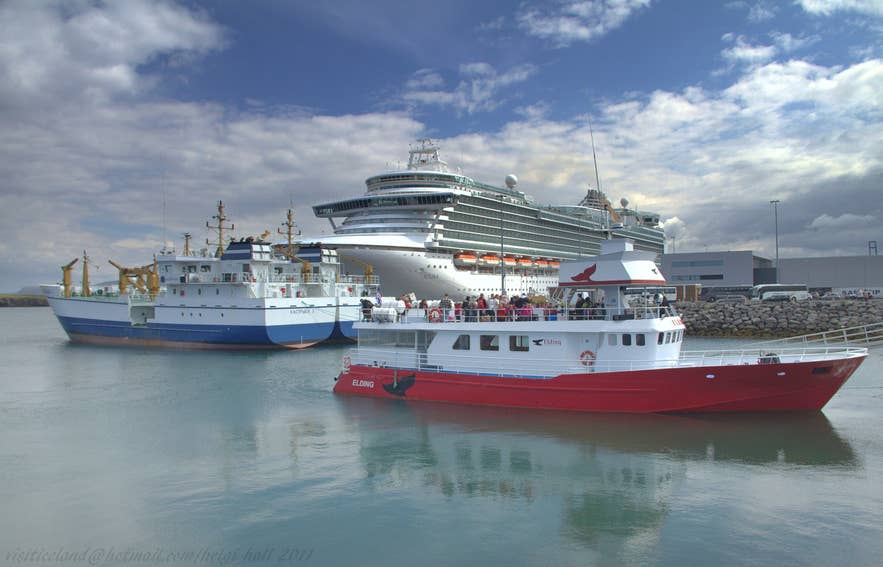 Navire de croisière et bateau d’observation des baleines amarrés à Reykjavik, une porte d’entrée prisée pour explorer l’Islande en bateau de croisière.
