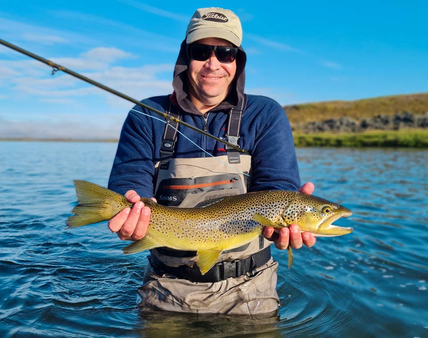 Vivi una delle migliori attività in Islanda per gli amanti dell’adrenalina pescando trote e salmoni nei fiumi.