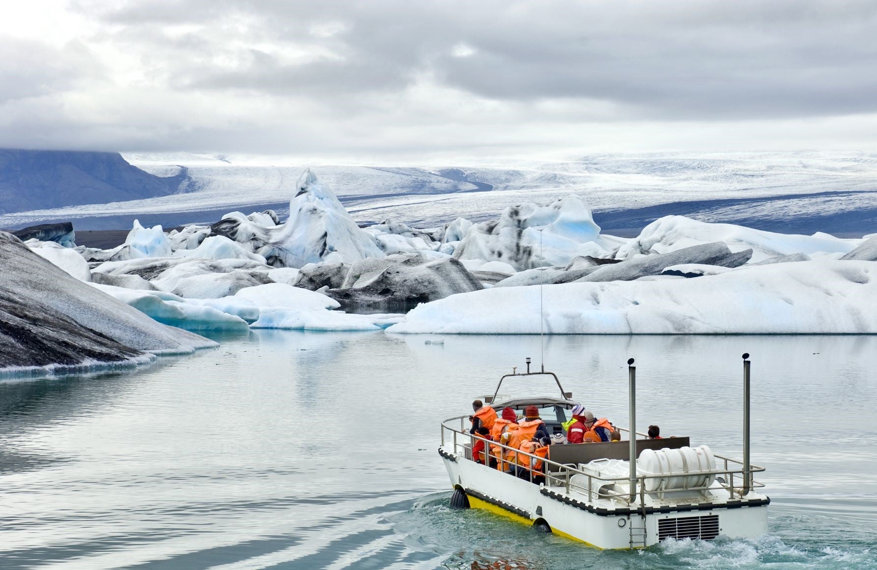 Un tour en bateau dans la lagune des glaciers permet de s'approcher de la glace. Un tour en bateau dans la lagune des glaciers permet de s'approcher de la glace.