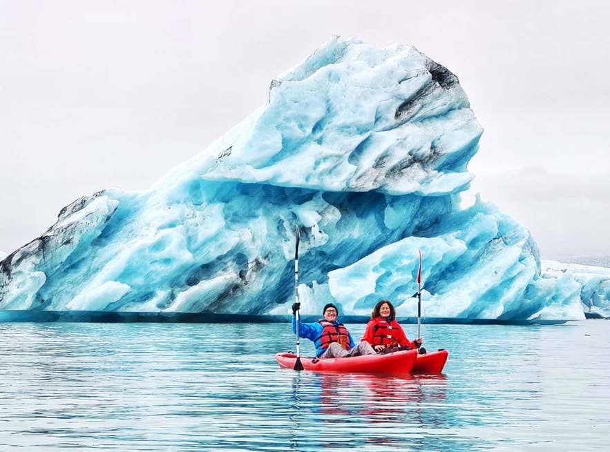 Le kayak entre les gigantesques icebergs est une expérience à ne pas manquer.