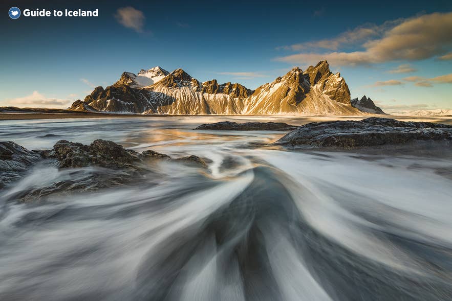 L'impressionnante montagne Vestrahorn se trouve à l'est de l'Islande. L'impressionnante montagne Vestrahorn se trouve à l'est de l'Islande.