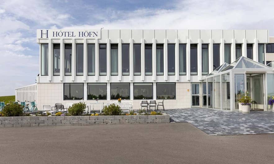 Hotel Hofn udefra og indgang, centralt beliggende i Höfn med seværdigheder i nærheden.