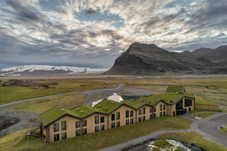 Atemberaubende Ausblicke auf Berge und Gletscher umgeben das Hotel Jokulsarlon, auch bekannt als Glacier Lagoon Hotel.