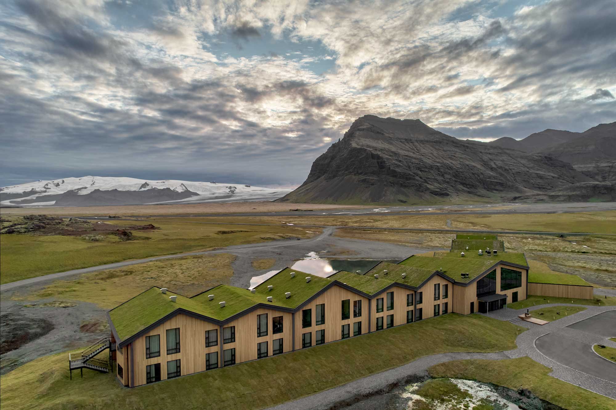 Hotel Jokulsarlon（Glacier Lagoon Hotel）は山と氷河の絶景に囲まれています。