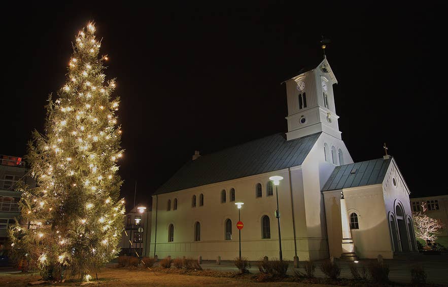 Der „Oslo-Baum“ auf dem Austurvöllur-Platz wird jedes Jahr im Dezember in Reykjavik erleuchtet