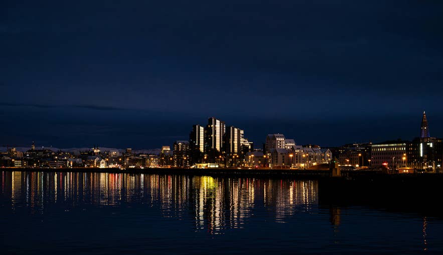 Die Skyline von Reykjavik bei Nacht