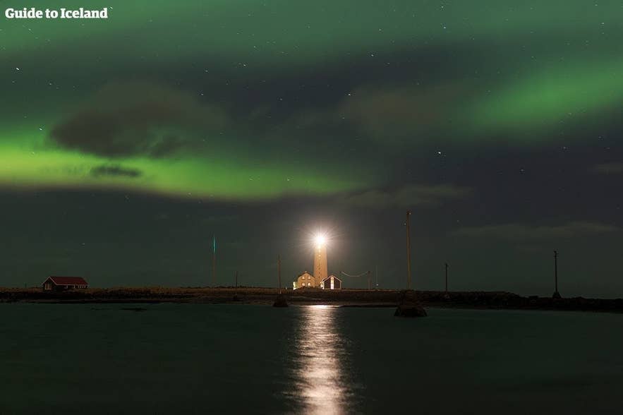 Nordlyset danser over Grotta-fyrtårnet