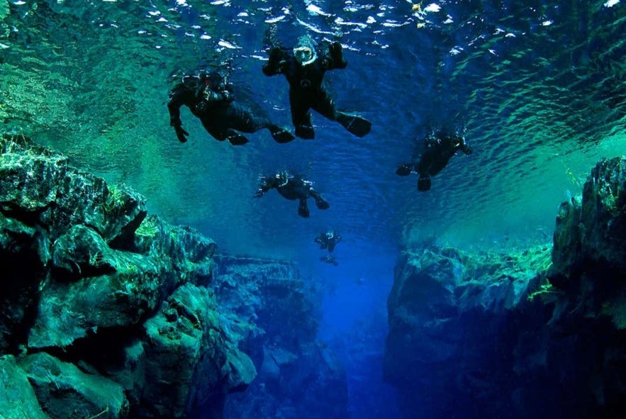 Silfra to magiczne miejsce do snorkelingu.