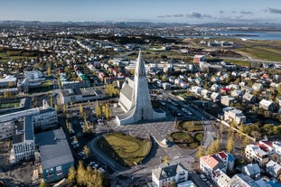 An aerial shot of the captivating Hallgrimskirkja church.