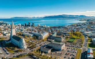 Reykjavik est une ville magnifique aux rues charmantes et à l'environnement naturel spectaculaire.