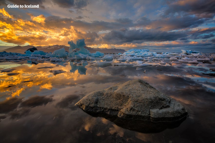 Jokulsarlon glaciärlagun är en verkligen spektakulär plats att besöka på Island.