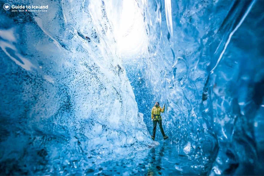 De adembenemende Westelijke ijsgrot in de Vatnajokull-gletsjer in IJsland