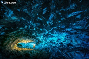 Besuche auf deiner Reise durch Island die beeindruckende Östliche Eishöhle.