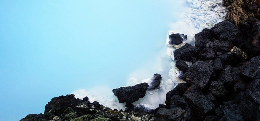 Blue Lagoon es conocida por el fascinante color azul de sus aguas termales.