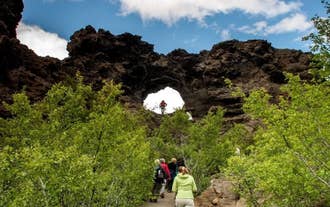 Dimmuborgirissa kohoaa vaikuttavia laavakivimuodostelmia.