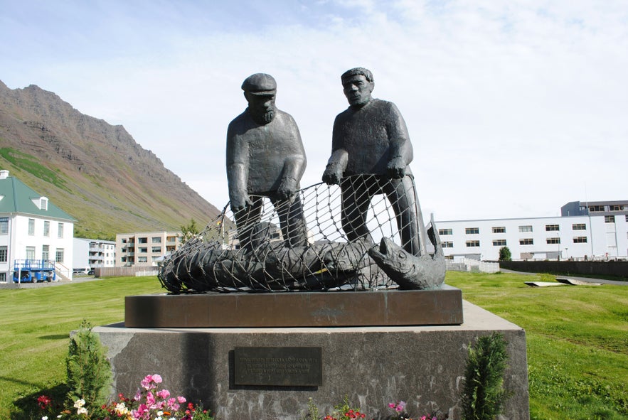 A statue dedicated to fishermen in Iceland, located in Isafjordur