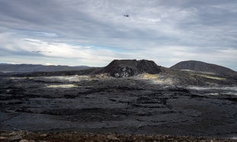 火山を見るヘリコプター遊覧飛行